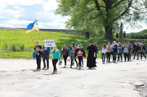 Молоді просвітяни пішки долали десятки кілометрів заради духовного відновлення Молоді просвітяни пішки долали десятки кілометрів заради духовного відновлення