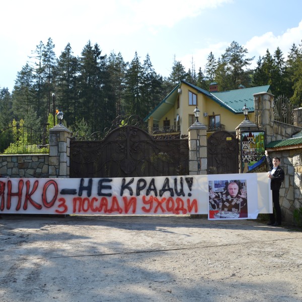 Тітушка Закарпатського прокурора Янка у м. Яремче намагався побити журналістів та активістів (ВІДЕО)