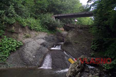 Туристи можуть скупатися у карпатських водоспадах за селищем, яке колись спалив Олекса Довбуш