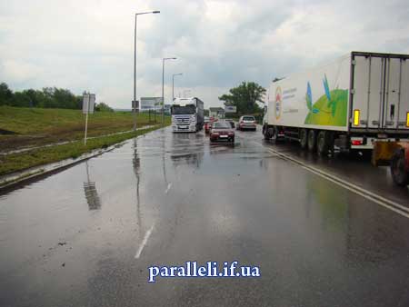 В Івано-Франківську затопило вулицю Надрічну