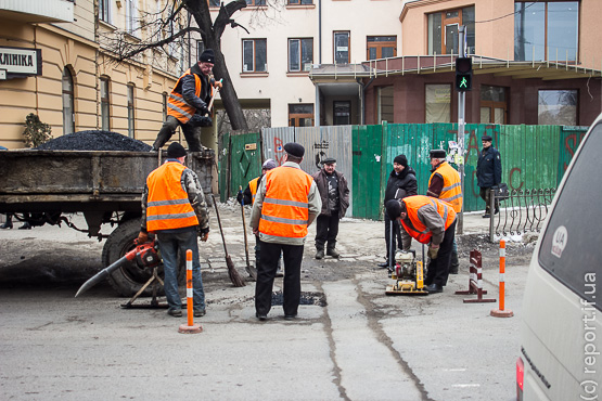В Івано-Франківську розпочали ямковий ремонт