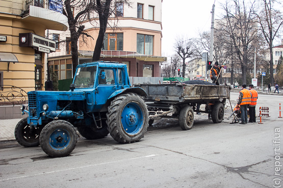 В Івано-Франківську розпочали ямковий ремонт