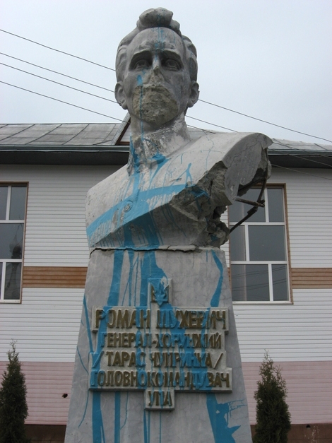 На Прикарпатті вандали зруйнували пам&rsquo;ятник Романові Шухевичу