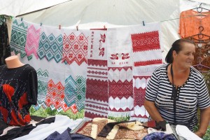 Рушники на сільському базарі