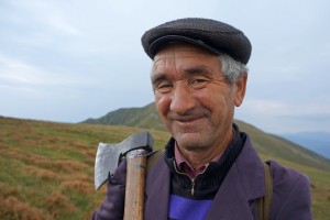 Справжній гуцул з топорцем-барткою