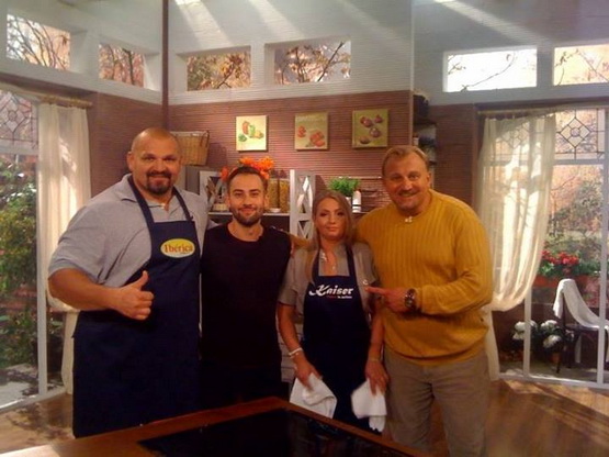 Роман Вірастюк, його брат Василь із дружиною Інною та ведучий програми