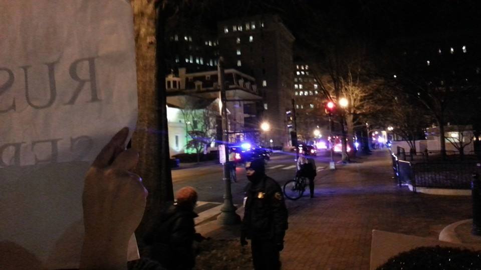 Кортеж Обами проїжджає повз пікет. Фото: група 