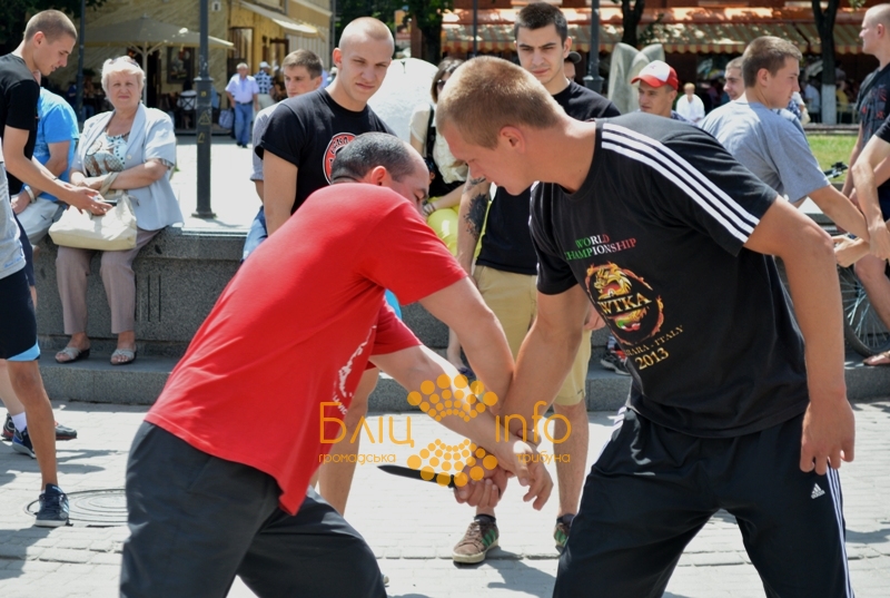 В центрі Франківська юнаків навчали азів самооборони та поводження зі зброєю