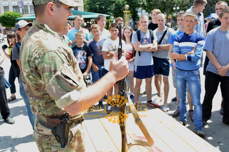 В центрі Франківська юнаків навчали азів самооборони та поводження зі зброєю