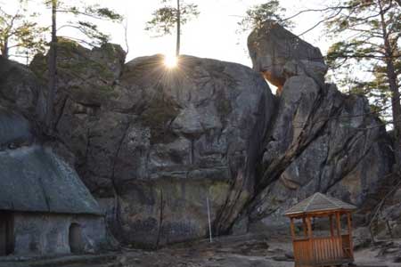 У скелях Довбуша виявлено стародавній скельний храмовий комплекс Великої Богині Праматері