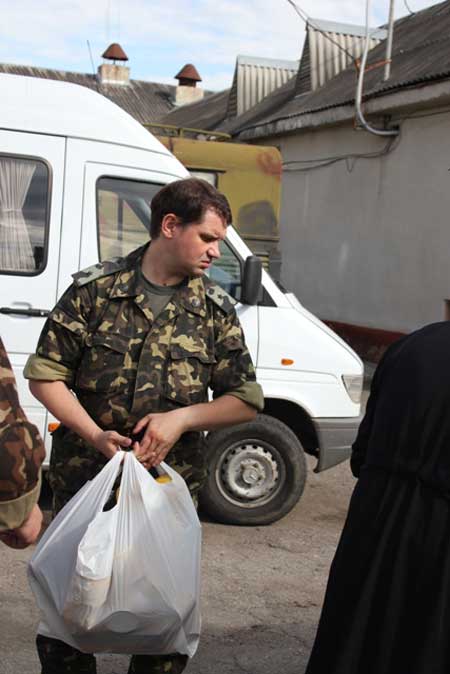 Митрополит Івано-Франківський і Галицький передав тепловізор та гуманітарну допомогу для Прикарпатського батальйону