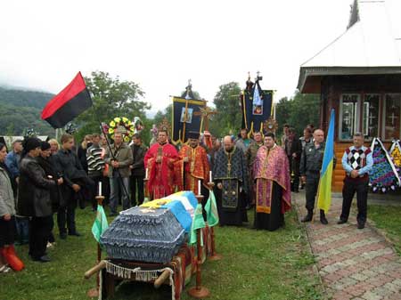 На Прикарпатті поховали загиблого у зоні АТО бійця батальйону 