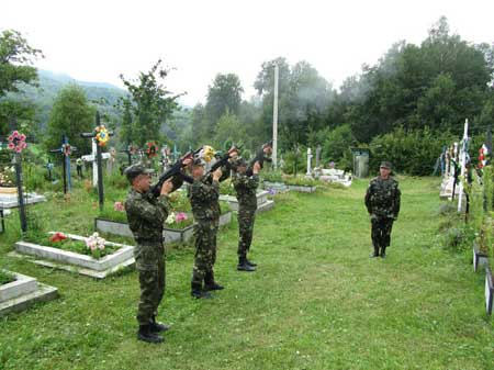 На Прикарпатті поховали загиблого у зоні АТО бійця батальйону 