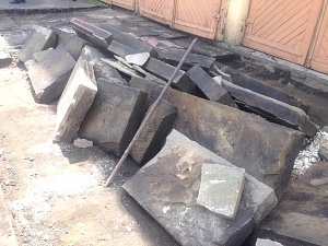 У Коломиї подвір&rsquo;я позаду ратуші вимощене єврейськими надгробками (фото)