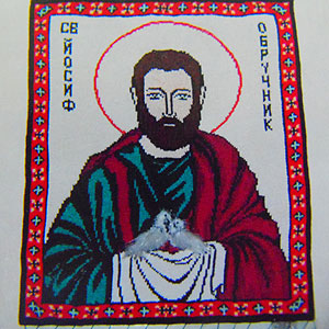 Жителька Івано-Франківська сплела спицями понад сотню ікон 