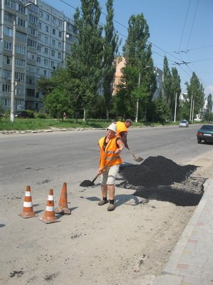 В Івано-Франківську триває ямковий ремонт вулиці Івана Миколайчука