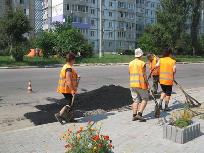 В Івано-Франківську триває ямковий ремонт вулиці Івана Миколайчука