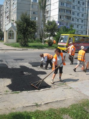 В Івано-Франківську триває ямковий ремонт вулиці Івана Миколайчука