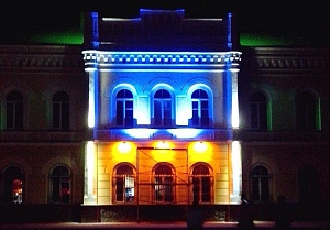 Вокзал у Коломиї підсвітили кольорами українського прапора (фото)