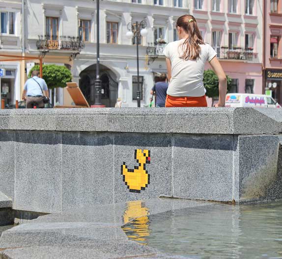 Піксель-арт на міських стінах 