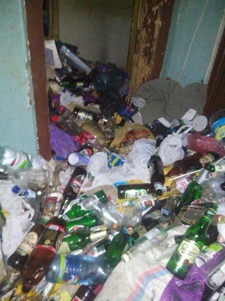 Жителів івано-франківського будинку засипало сміттям