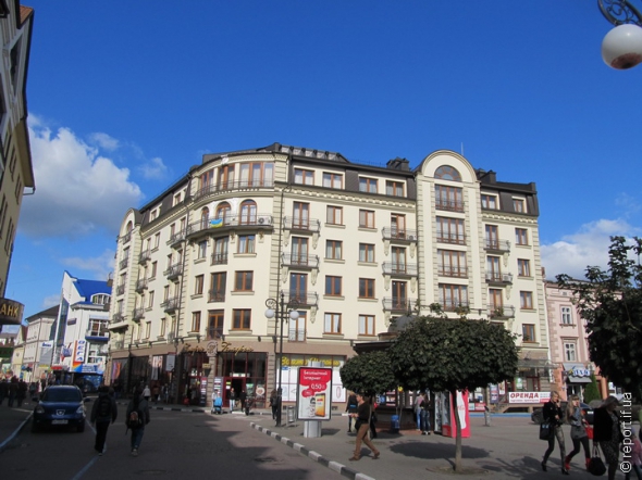 Будинок у Івано-Франківську з барельєфами Франка та Дзвонковської