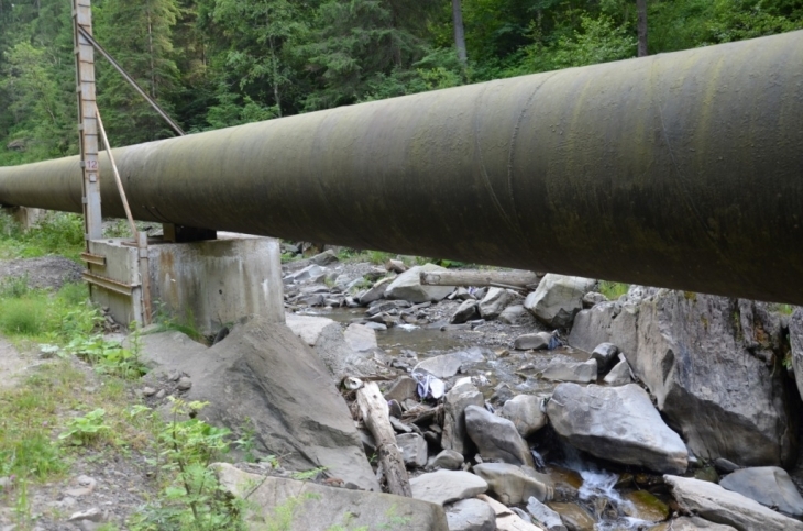 Труба дериваційної міні-ГЕС на Білому Черемоші