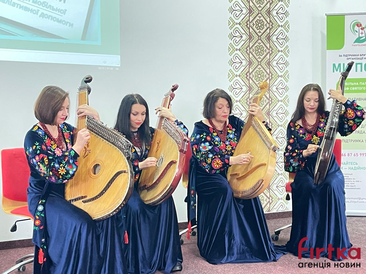 фото: бандуристки