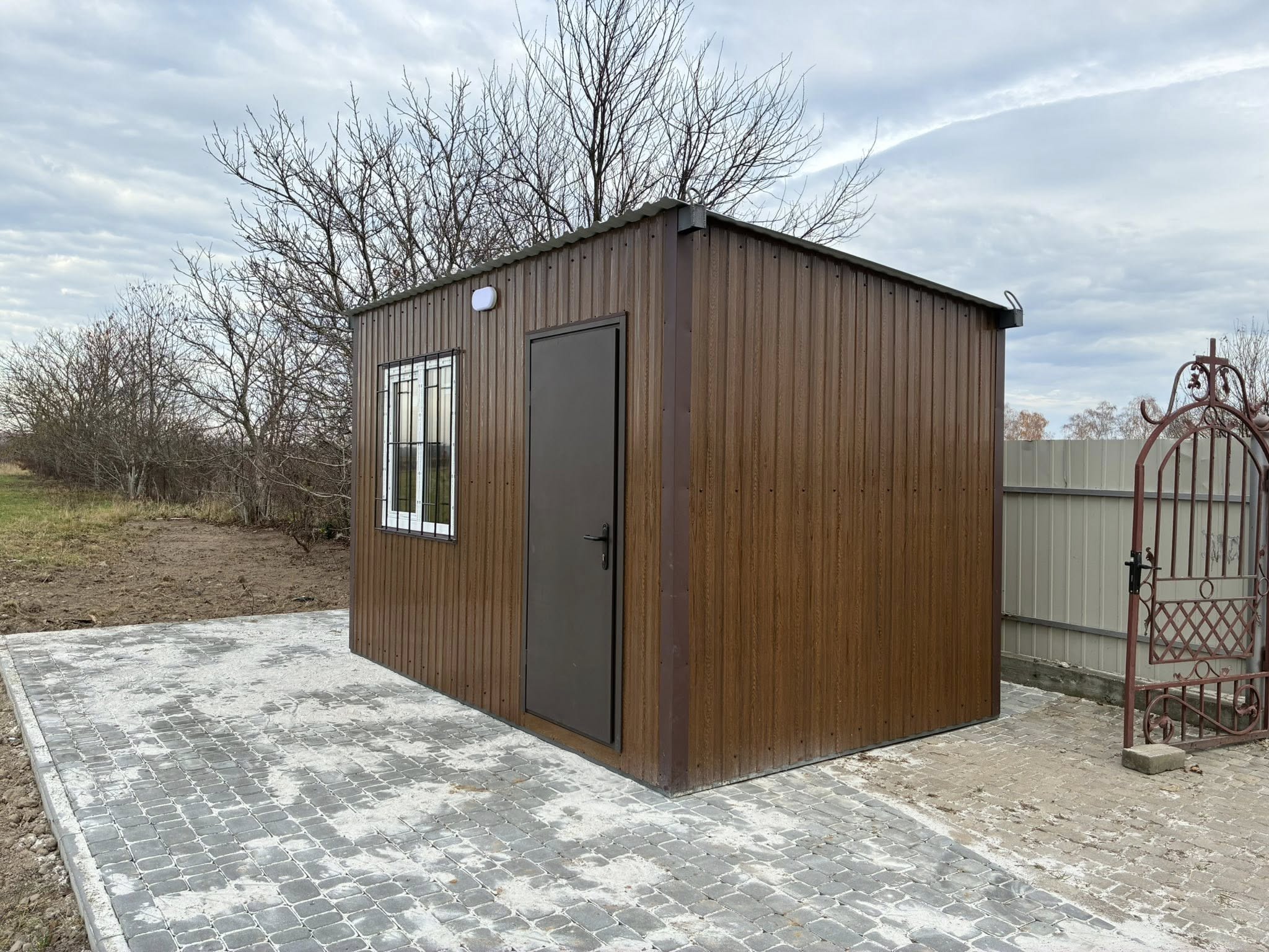 фото: вагончик для зберігання реманенту