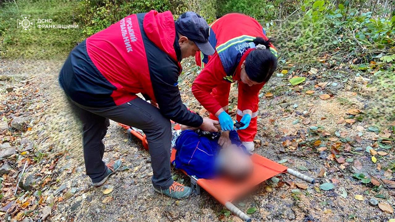 рятувальники надають допомогу туристам