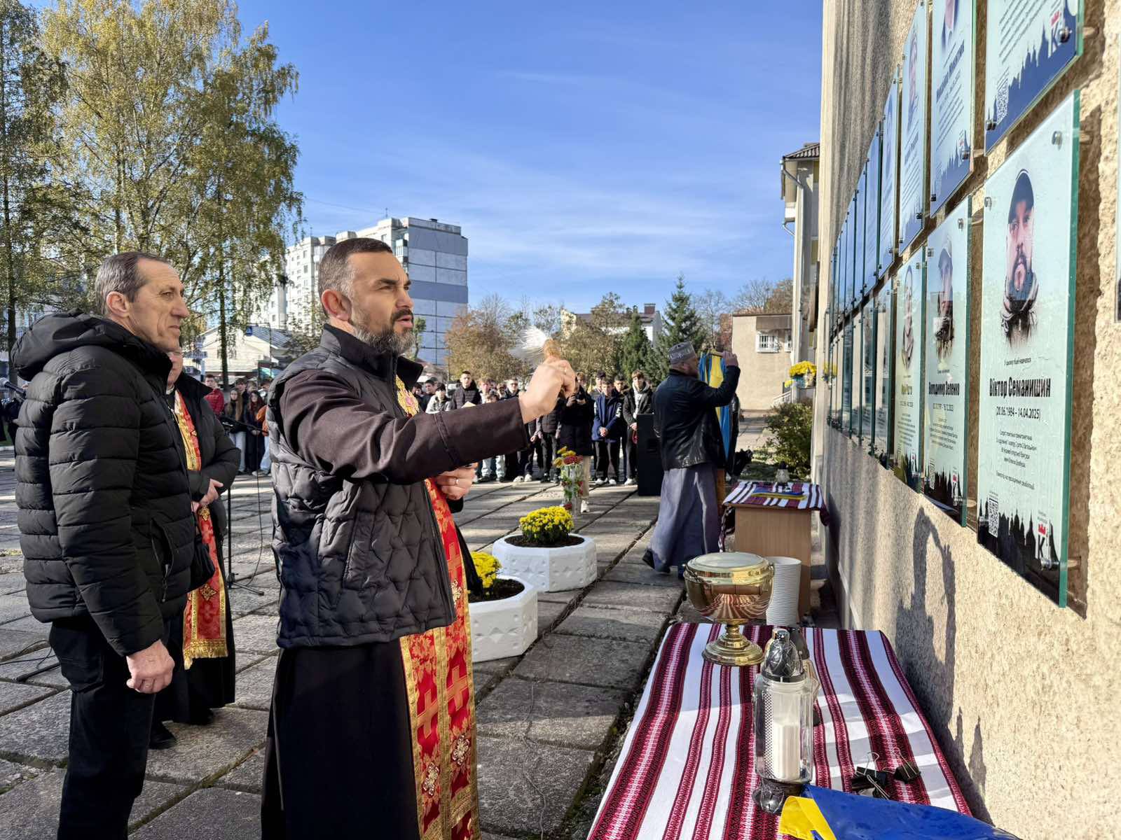 священник освячує меморіальні дошки Героїв