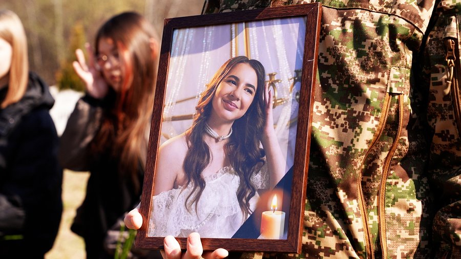 Військовий тримає портрет Анелі Шкрумеляк