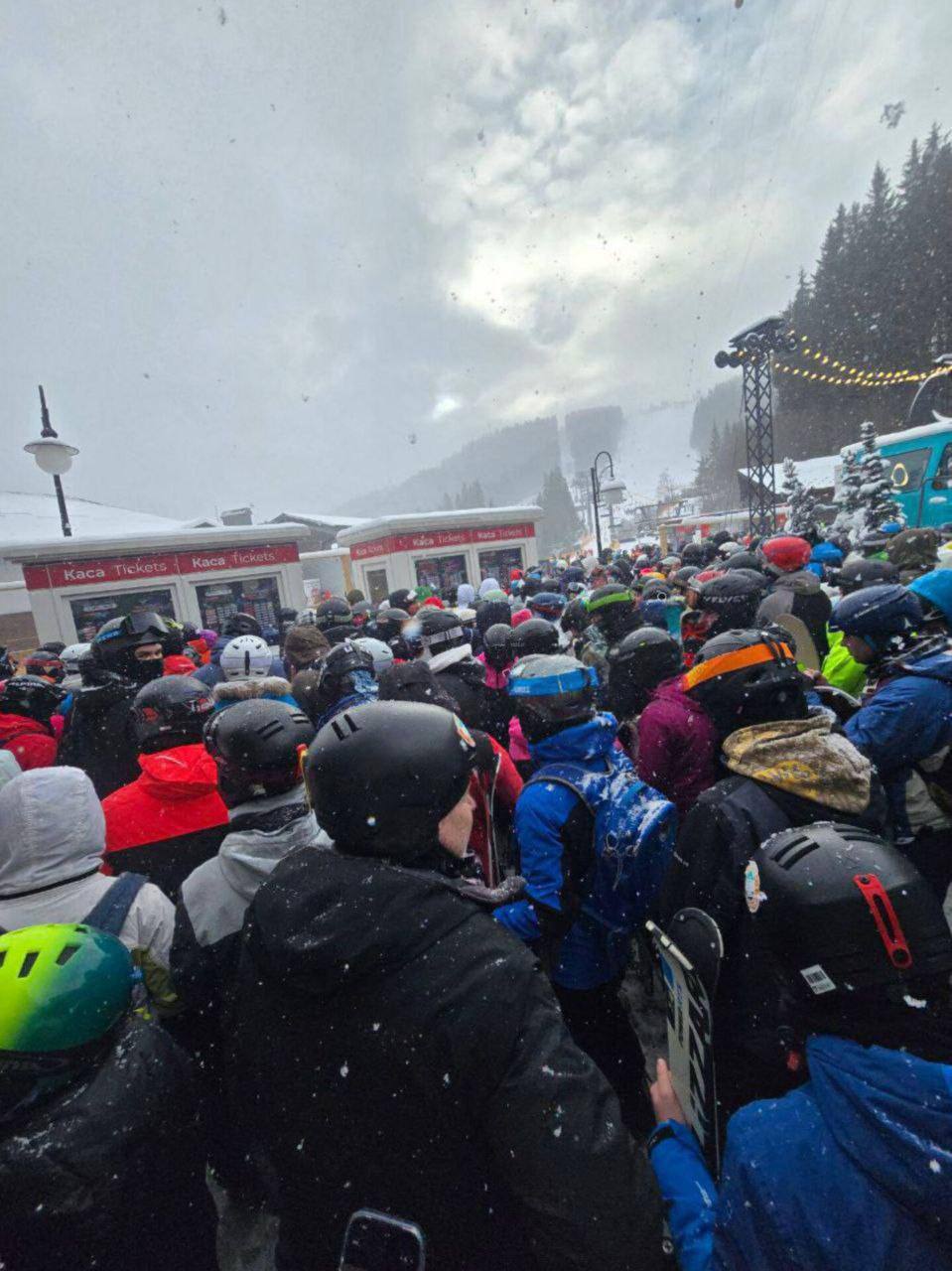 фото: черги в Буковелі