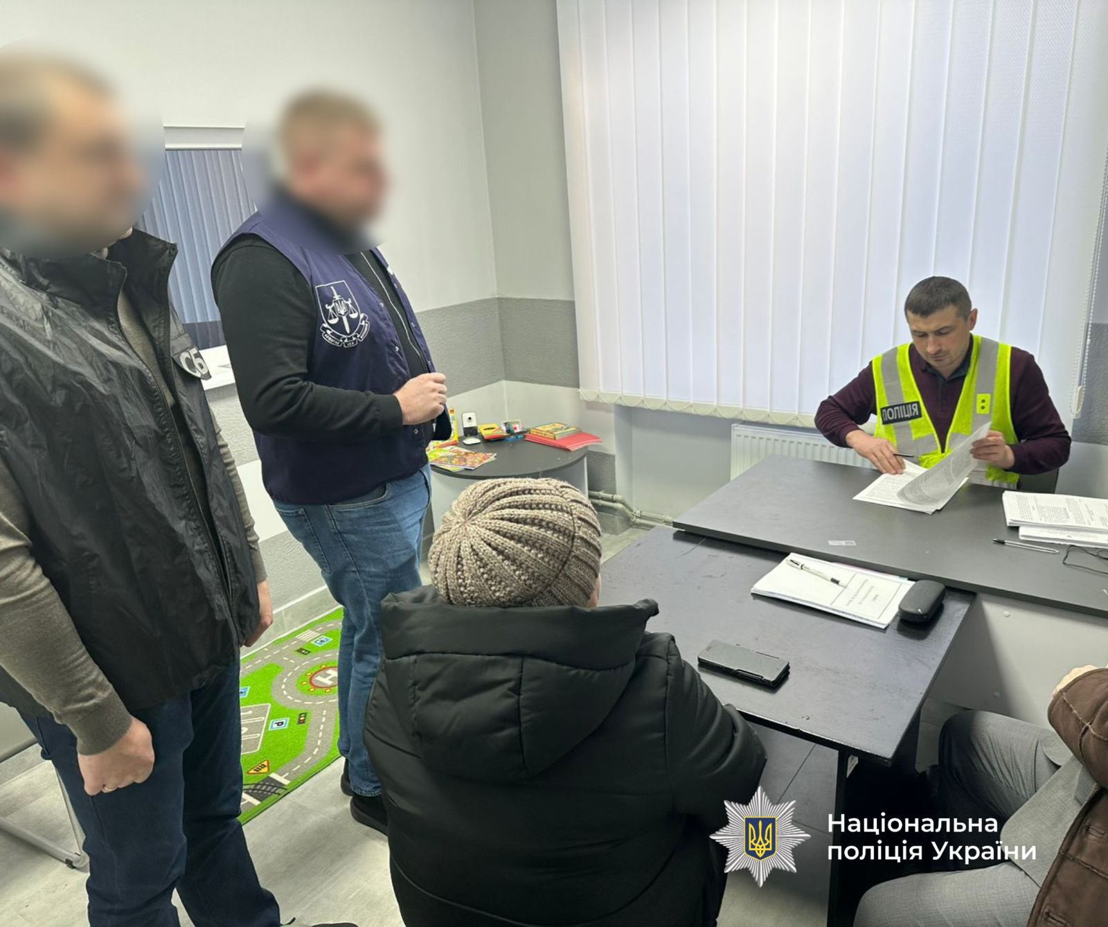 на фото: учасниця схеми привласнення коштів