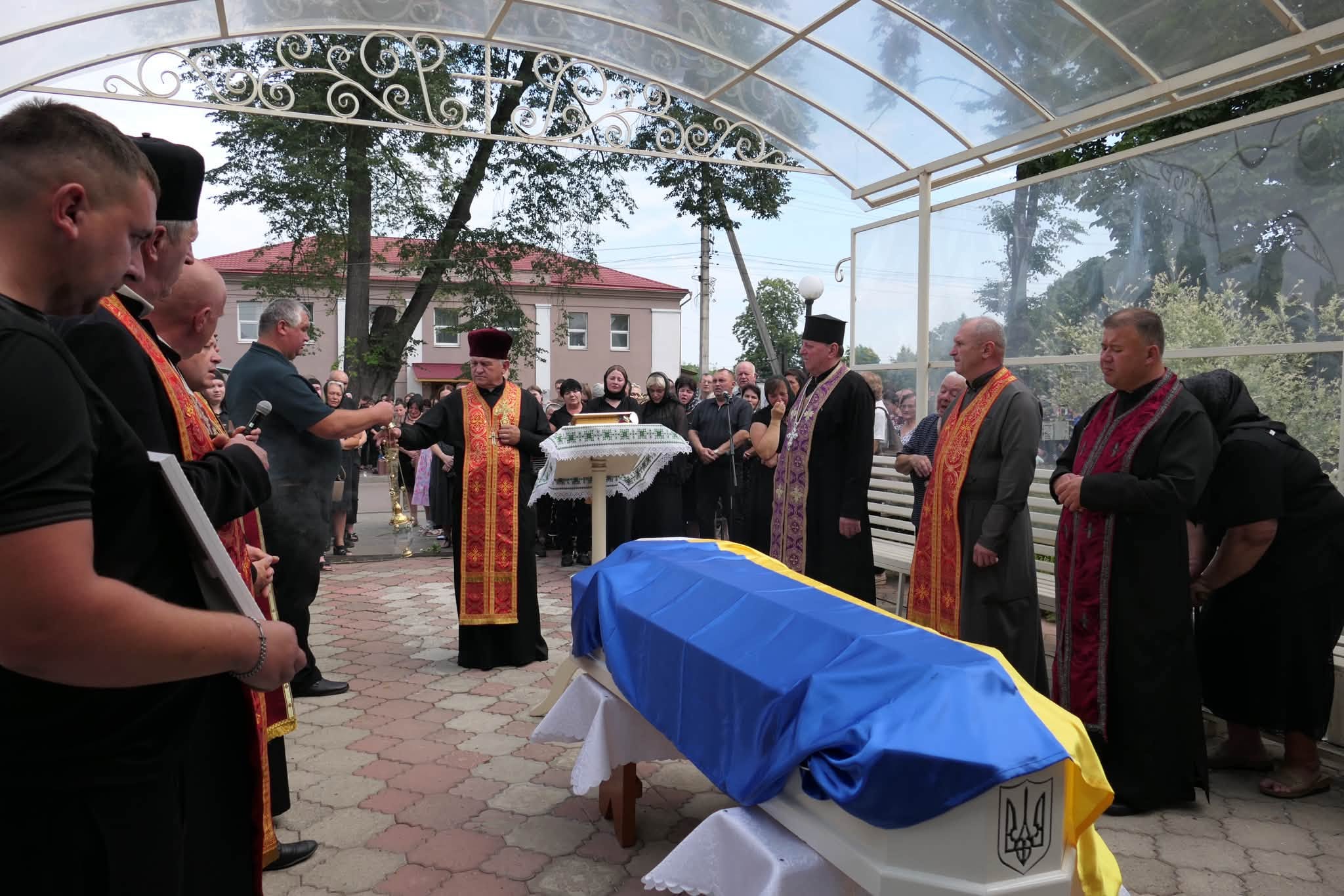 фото з місця прощання з полеглим бійцем