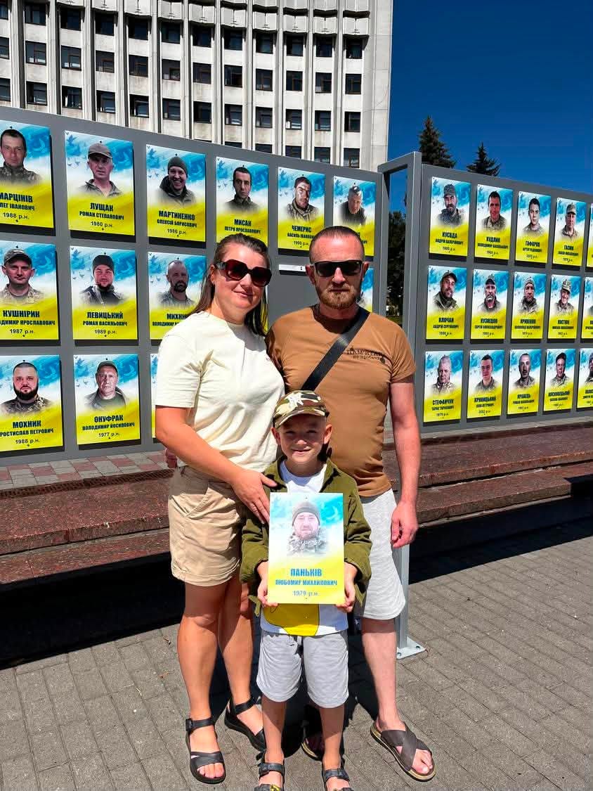 на фото: Любомир Паньків з сім'єю