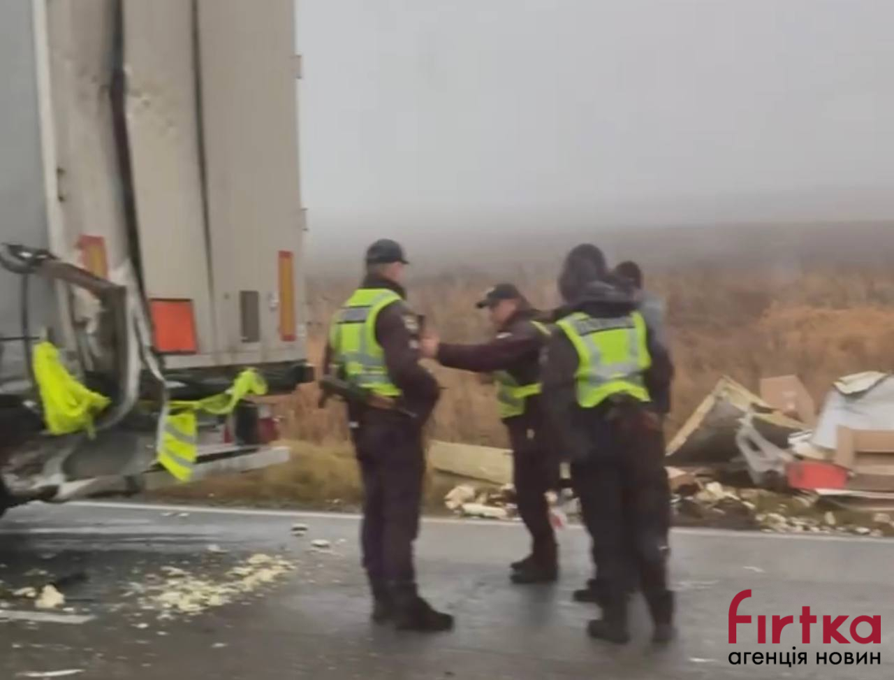 На місці події продовжують працювати поліцейські, які встановлюють усі обставини аварії.